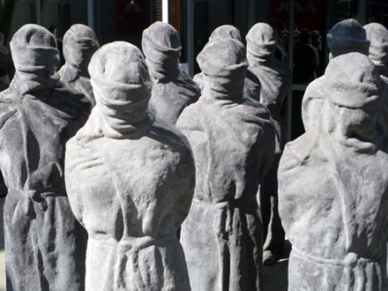 Die Statuen im Hof des UN Hochkommissariats für Menschenrechte symbolisieren die Verschwundenen. © R. Huhle